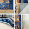 Gros plan sur un élégant tapis de prière musulman bleu et or à motifs avec une bordure frangée.