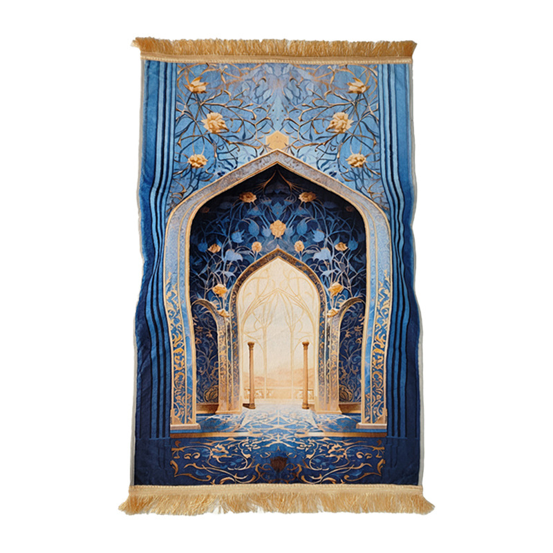 Un tapis de prière bleu richement brodé avec un design arqué et des accents dorés.