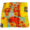 Lebhaftes gelb-orange Seidaparo-Schal mit Blumenmuster und roten sowie grünen Akzenten.
