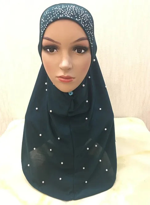 Pañuelo de hijab musulmán de cuentas color verde azulado oscuro usado por una modelo.