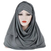 Un foulard châle en jersey de coton doux gris drapé sur la tête et les épaules d'une femme.