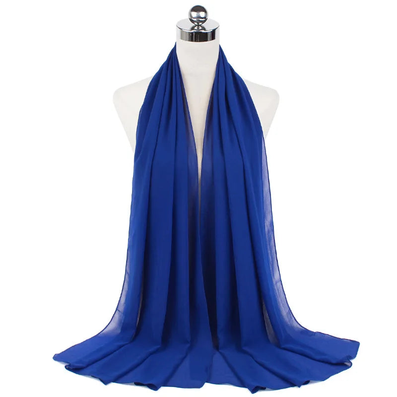 Ein königsblaues Chiffon-Instant-Schal über dem Hals einer Mannequin drapiert.