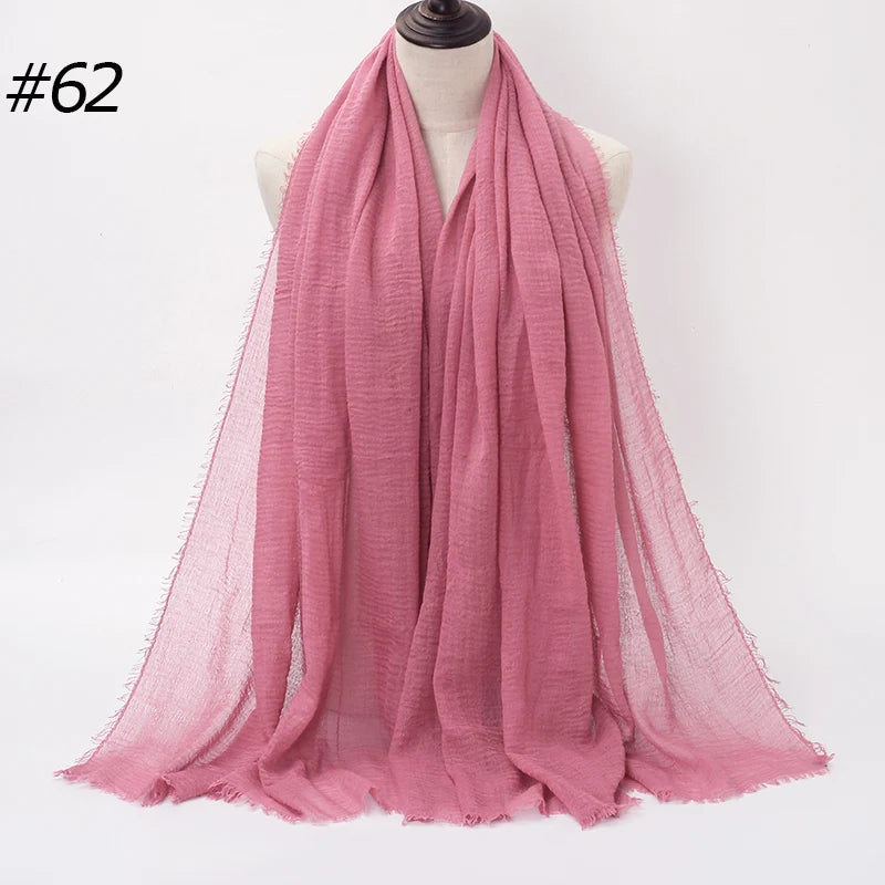 Rosa geraffte Baumwoll-Hijab-Schal, um den Hals eines Mannequins drapiert.
