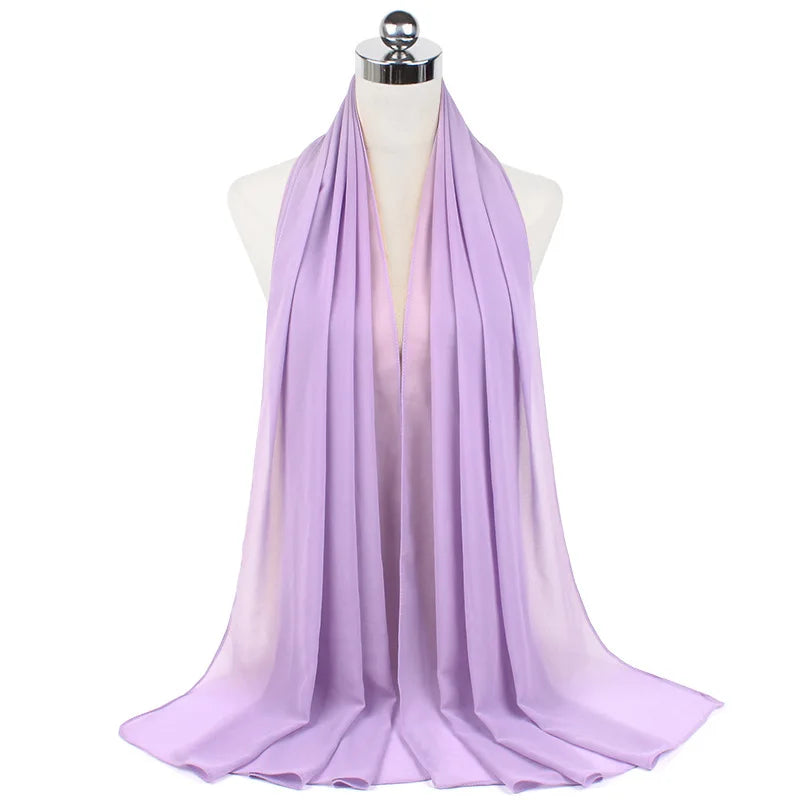 Lavendelfarbener Chiffon-Instant-Schal über dem Hals einer Mannequin drapiert.
