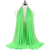 Helles limettengrünes Chiffon-Instant-Schal, um den Hals eines Mannequins drapiert.
