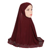 Eine Frau trägt einen dunkelroten, diamantbesetzten Hijab-Schal, in Profilansicht.
