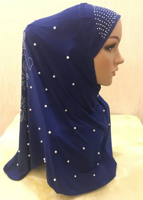 Pañuelo de hijab bordado de cuentas azul oscuro artesanal exhibido en maniquí.