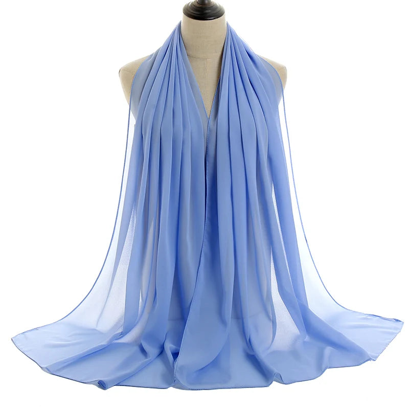 Pañuelo de chifón azul claro drapeado alrededor del cuello y hombros de un maniquí