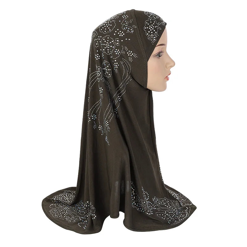 Dunkelbraischer Strass-Hijab-Schal, drapiert über Kopf und Schultern eines Mannequins.