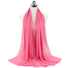 Un pañuelo de chifón rosa brillante drapeado alrededor del cuello de un maniquí.