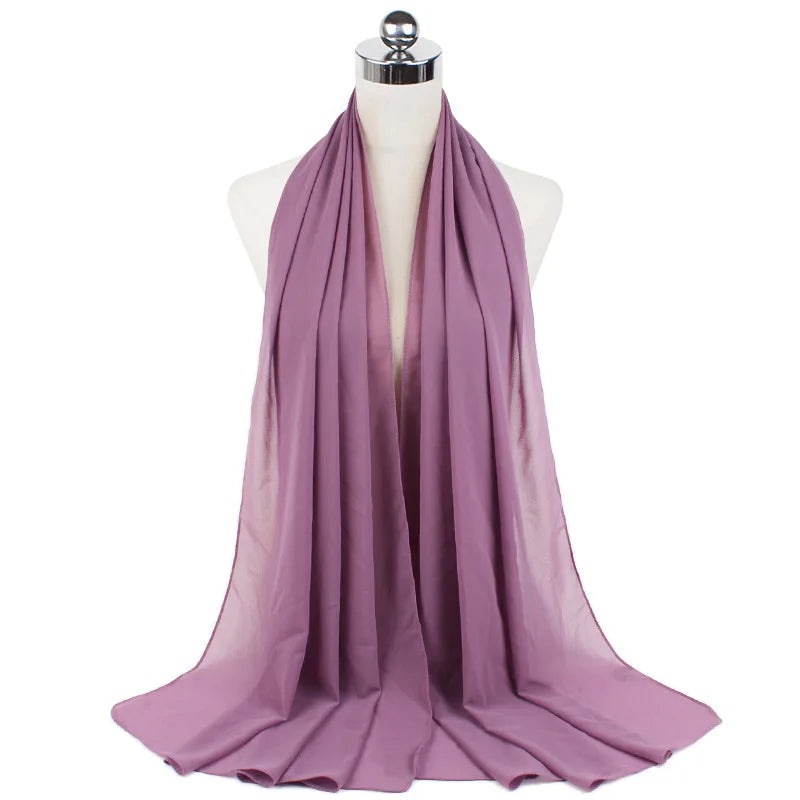 Lila Chiffon-Instant-Schal um den Hals eines Mannequins drapiert.