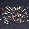 Eine Sammlung von goldvergoldeten Perlen-Drop-Pins und Clips in verschiedenen Farben wie Weiß, Pink, Rot und Schwarz.
