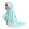 Écharpe élégante en jersey de coton bleu clair avec des accents losanges blancs, drapée autour de la tête et des épaules d'un