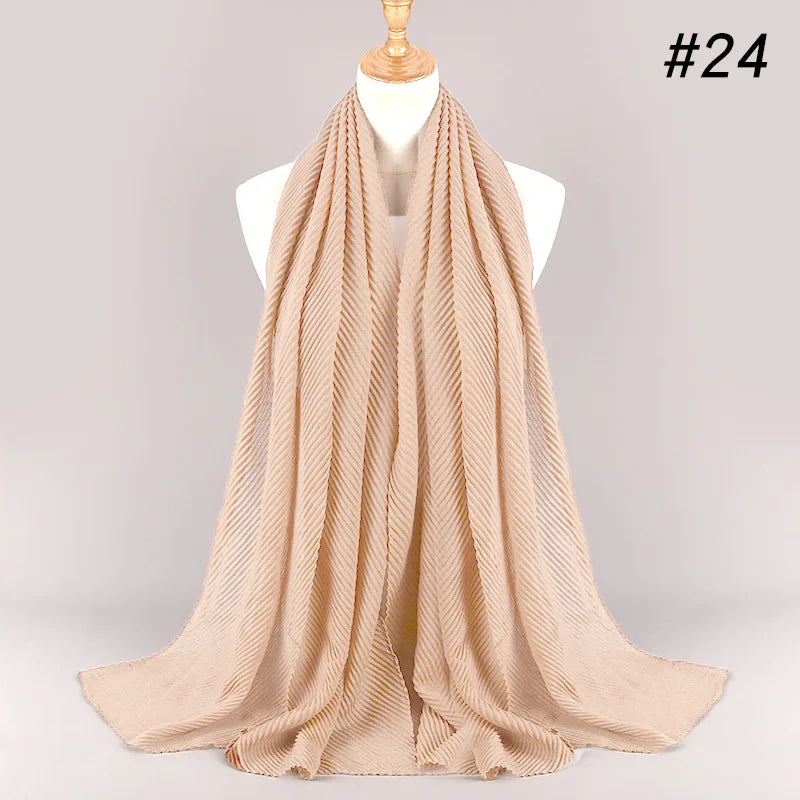 Beiger einfacher Baumwoll-Hijab-Schal, über einer Mannequin drapiert.
