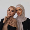Deux femmes portant des foulards en jersey de coton beige élégants, regardant l'appareil photo.