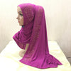 Écharpe de maillot magenta avec des ornements en cristal doré drapée sur un mannequin.