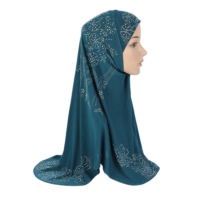 Türkis-Strass-Hijab-Schal über Kopf und Schultern eines Mannequins
