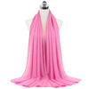 Un pañuelo de chifón rosa brillante drapeado alrededor del cuello de un maniquí.