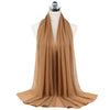 Beiger Chiffon-Instant-Schal, drapiert über einem Mannequin.