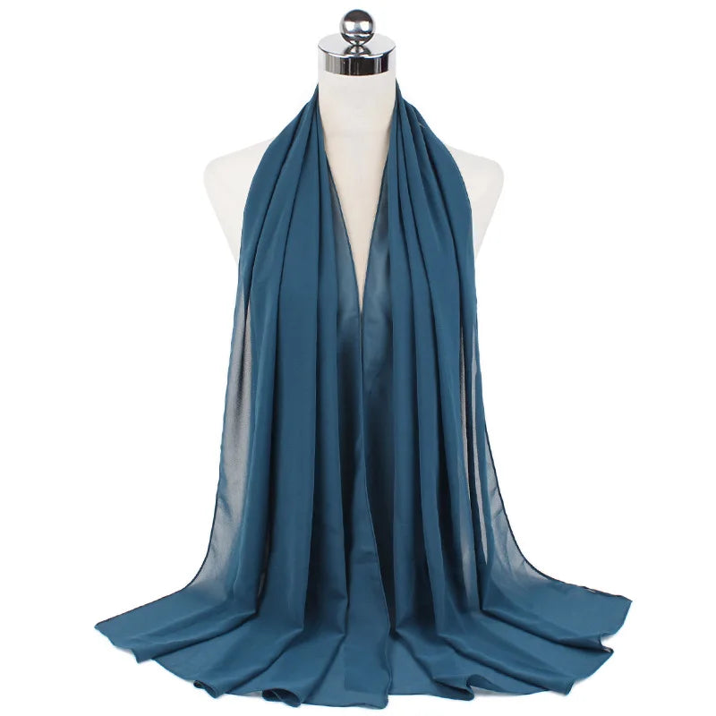 Ein tieftürkises Chiffon-Instant-Schal, um die Halsansicht eines Mannequins drapiert.