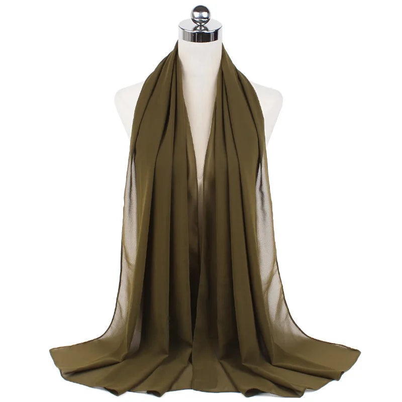 Pañuelo de chifón verde oliva drapeado mostrado en el cuello de un maniquí.