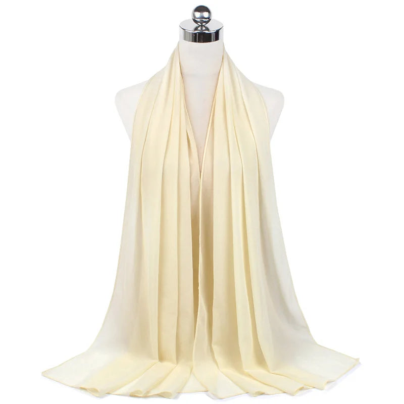 Cremefarbener Chiffon-Instant-Schal, um den Hals einer Mannequin drapiert.