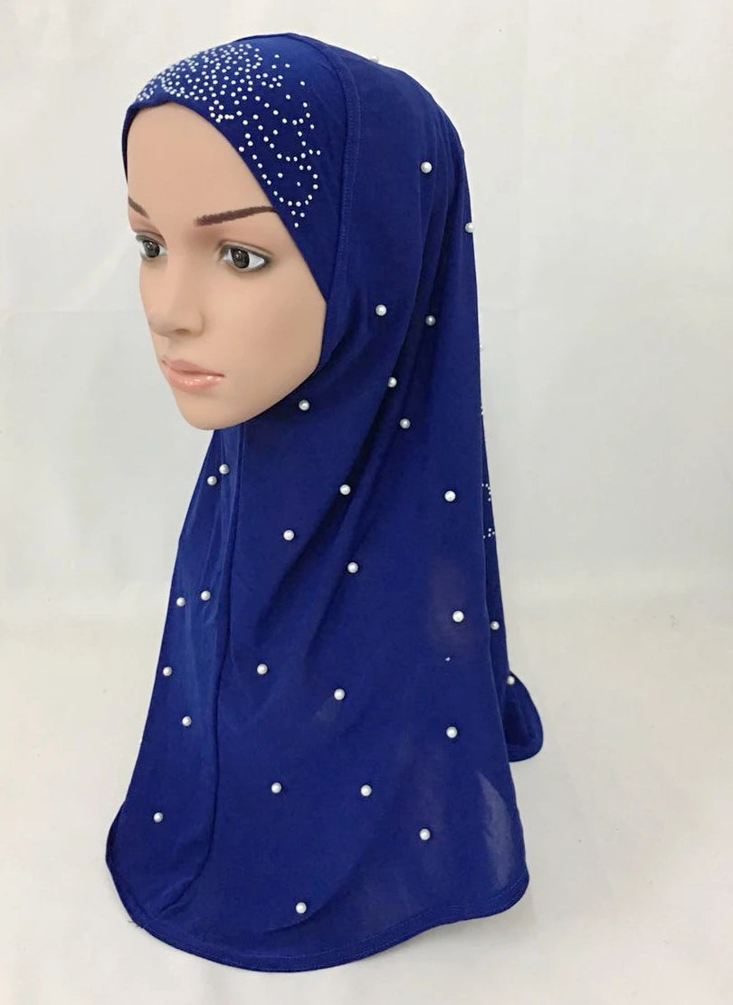 Pañuelo de hijab bordado con cuentas azul oscuro y hecho a mano, usado por un maniquí.