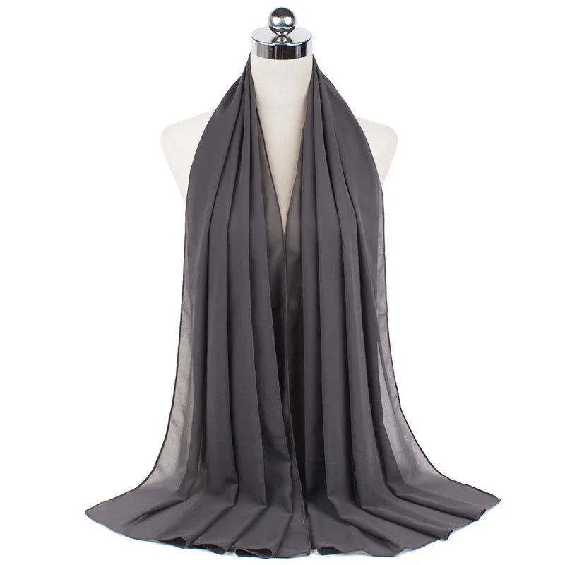 Dunkelgraves Chiffon-Instant-Schal über einem Mannequin