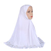 Elegantes weißes Diamant-besetztes Hijab-Tuch, getragen von einem Model.