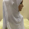 Bufanda de hijab tejida a mano con cuentas blanca, drapeada en la cabeza de un maniquí.