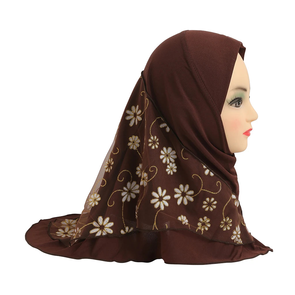 Brauner, durchscheinender Hijab mit kleiner weißer Blumenstickerei auf einem Mannequin-Kopf.