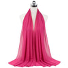 Leuchtend rosa Chiffon-Instant-Schal um den Hals einer Mannequin drapiert.