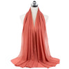 Fließender, terrakottafarbener Chiffon-Instant-Schal über dem Hals einer Mannequin drapiert.