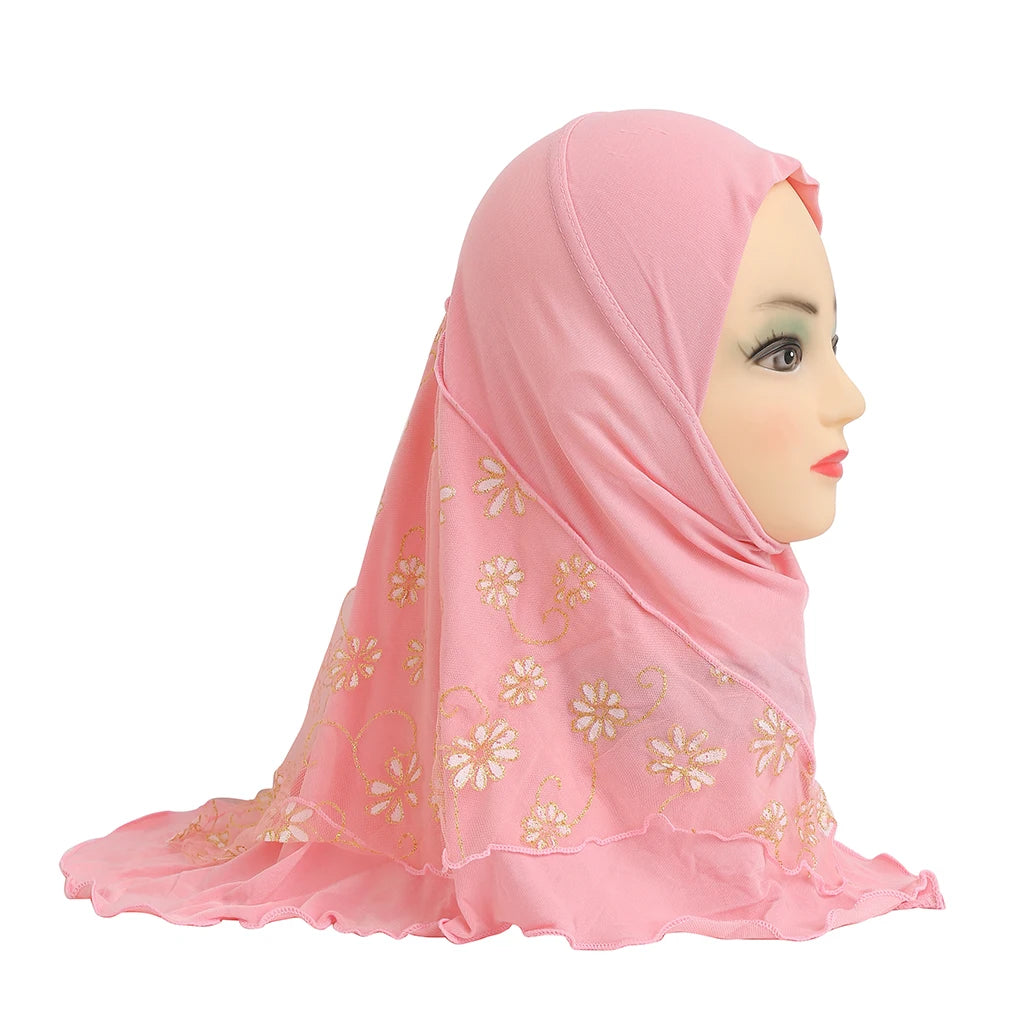 Pinkes florales Netz-Hijab-Cap auf einem Mannequin.