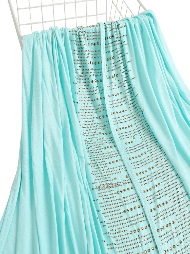 Écharpe en jersey de coton bleu clair avec des accents losanges blancs, drapée sur un cintre