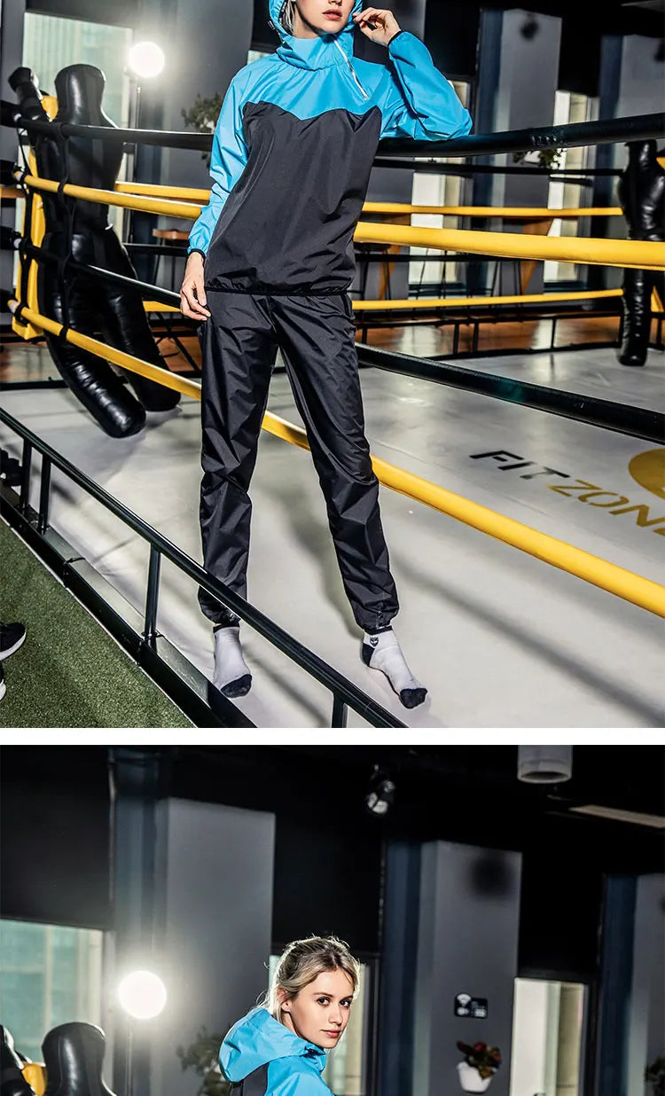 Une femme portant une combinaison de sport bleu et noir, posant sur un équipement de gym.