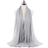 Ein graues Chiffon-Instant-Schal um den Hals einer Mannequin drapiert.