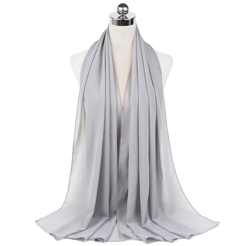 Ein graues Chiffon-Instant-Schal um den Hals einer Mannequin drapiert.