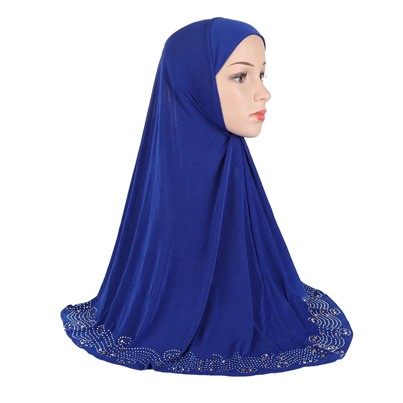 Elegantes, tiefblaues Diamant-besetztes muslimisches Hijab-Schal in Profilansicht.