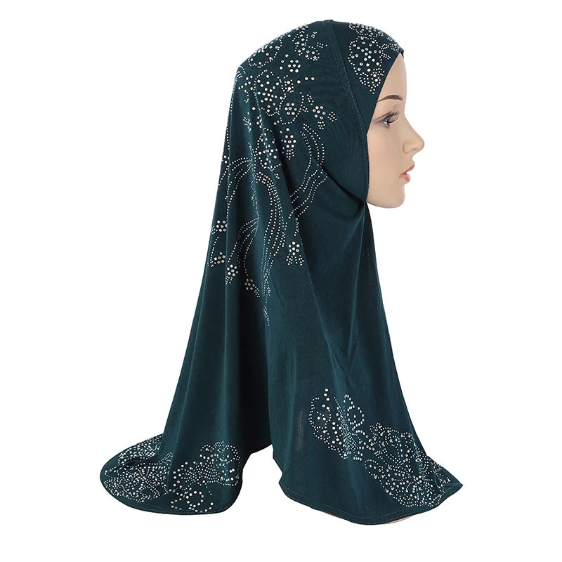 Dunkel-türkises Strass-Hijabschal über Kopf und Schultern eines Mannequins.