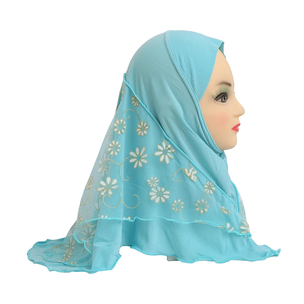 Helle blaue florale Netz-Hijab-Kappe auf einem Mannequin.