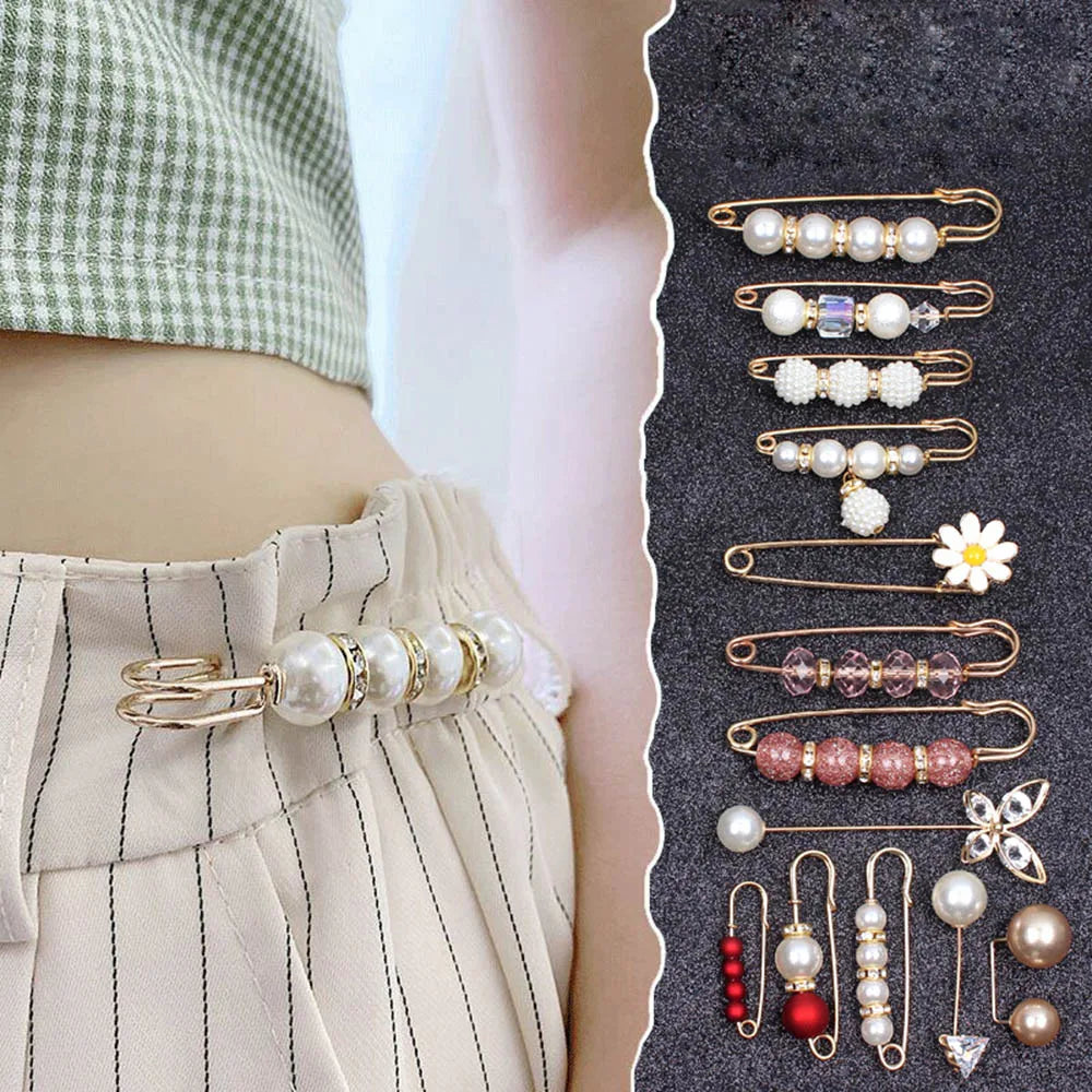 Goldfarbene Perlen-Drop-Pins für Hijab- und Schalclips, präsentiert vor dunkelgrauem Hintergrund.