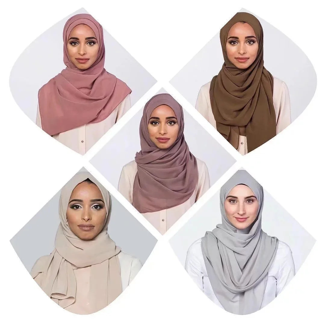 Cuatro modelos muestran varios tonos de pañuelos de chifón premium para hijab femenino.