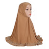 Model trägt einen eleganten braunen Diamantenbesetzten Hijab-Schal.