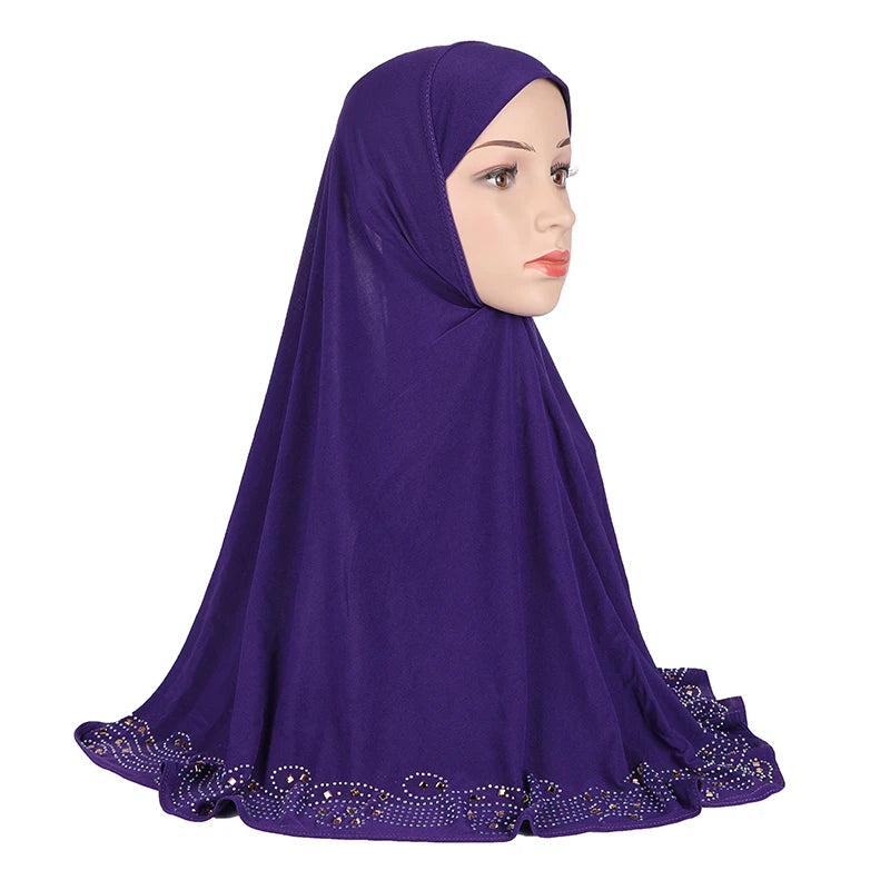 Lila Diamant-verzierte muslimische Hijab-Schal, dargestellt von einer Frau im Profil.