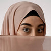Nahaufnahme einer Frau, die einen eleganten, festen Chiffon-Hijab mit ausgeprägtem Augen-Make-up trägt.