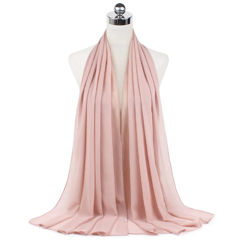 Fließender, staubrosa Chiffon-Instant-Schal über dem Hals eines Mannequins drapiert.