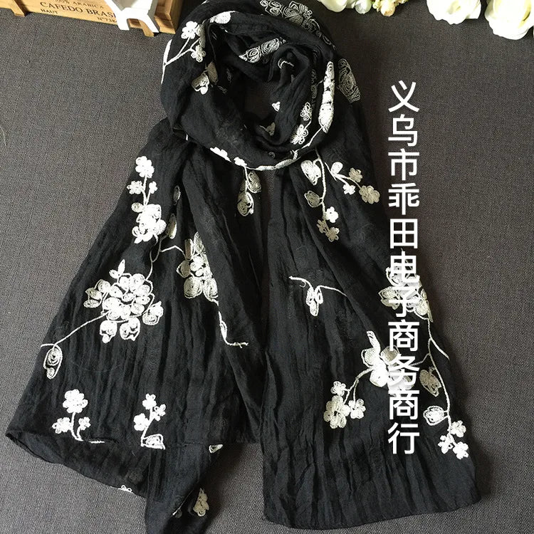 Schwarzer Seiderschal mit weißer und goldener floraler Stickerei, japanischer Schrift.