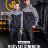 Deux modèles portant des combinaisons de fitness en sauna noir et gris dans une salle de sport.