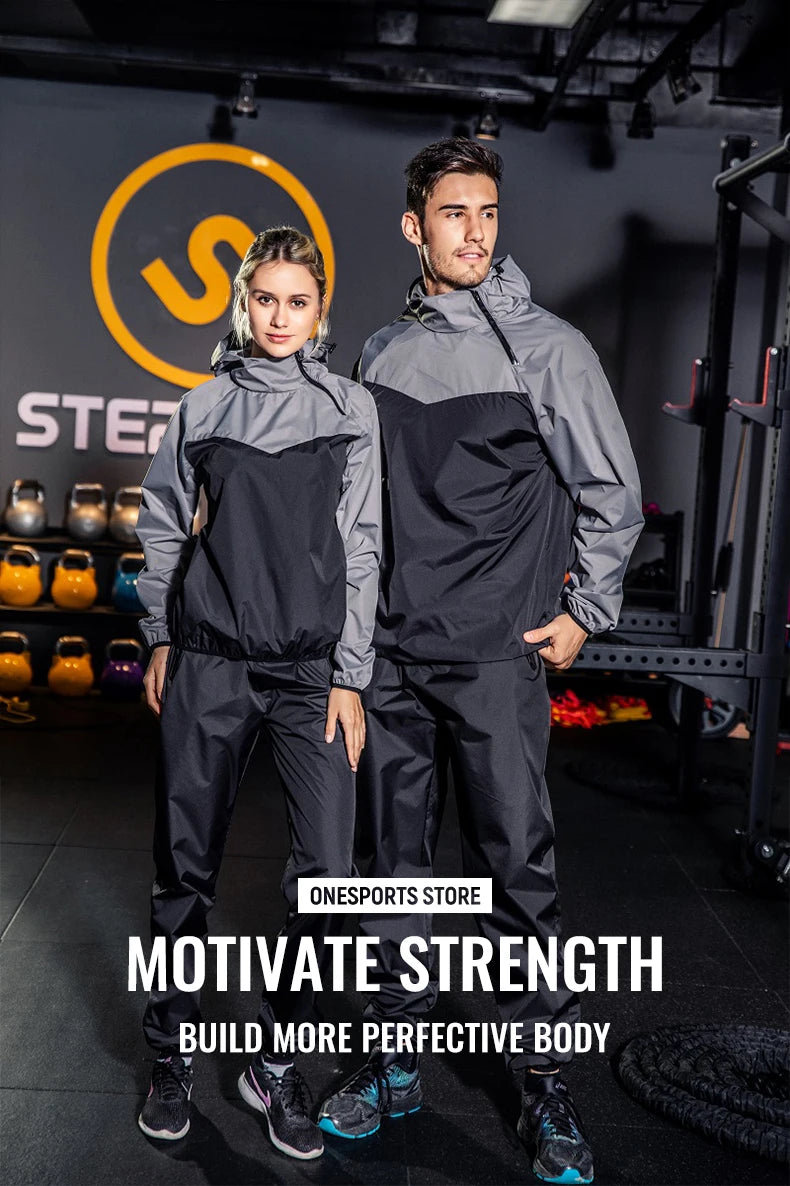 Deux modèles portant des combinaisons de fitness en sauna noir et gris dans une salle de sport.